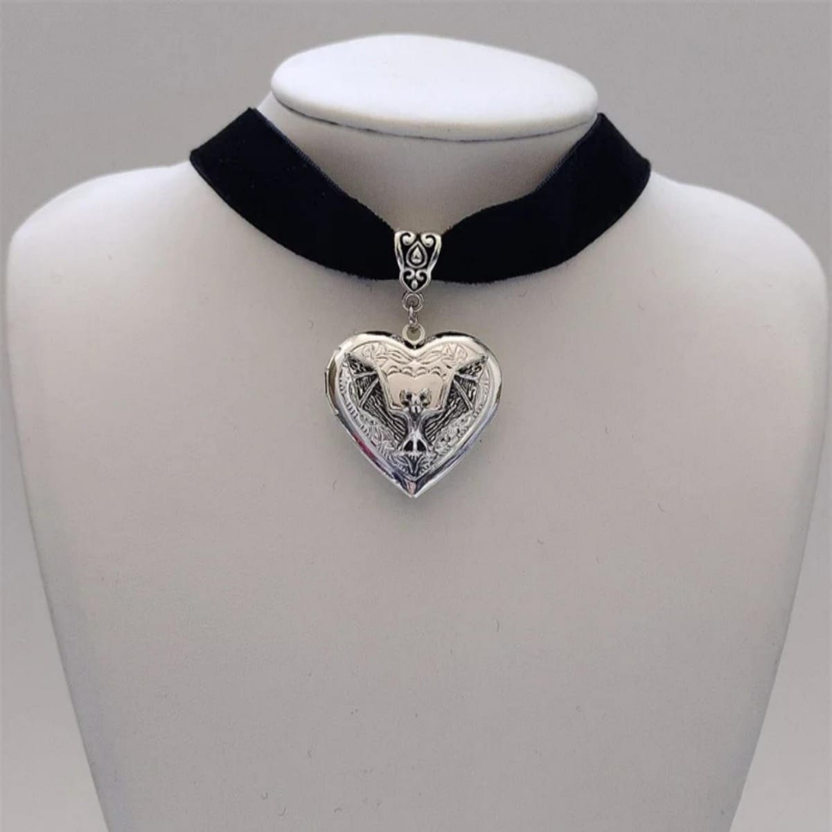 Gothic Vampire Witch���s Heart Locket Necklace